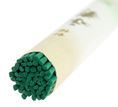 Vareta de incenso verde em embalagem de papel