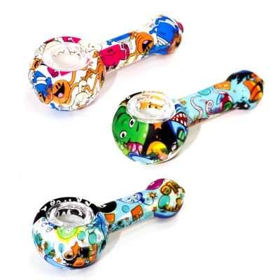 Três cachimbos de vidro coloridos com padrões de desenhos animados sobre fundo branco