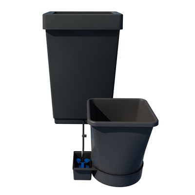 vasos pretos de plástico com suporte metálico e compartimento azul para água