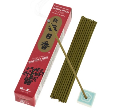 Caixa vermelha de incenso Sandalwood com 50 varetas verdes e suporte quadrado branco e azul.
