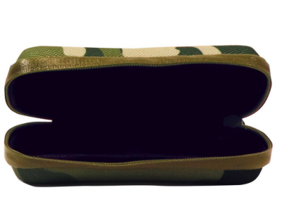 Estojo rígido camuflado aberto com interior preto