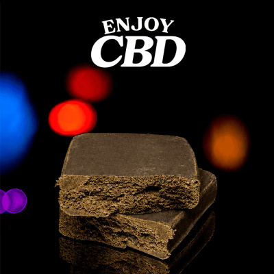 Dois blocos marrons texturados e porosos com texto ENJOY CBD ao fundo