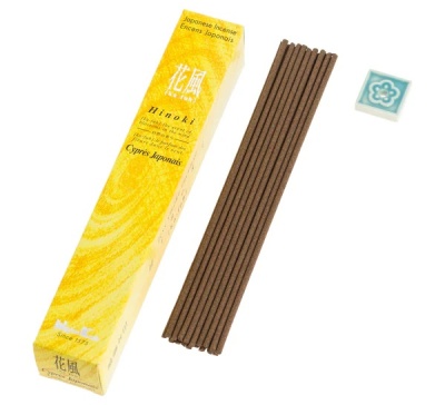 Caixa amarela de incenso Hinoki, varetas marrons e suporte azul claro com padrão floral.