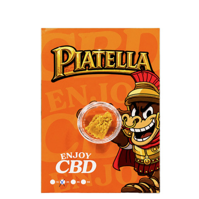 Embalagem laranja de Piatella com desenho de gladiador e amostra de resina amarela