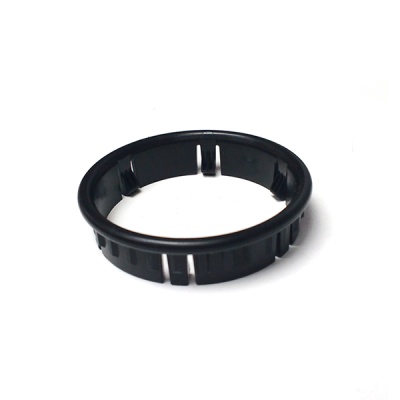 Anel de plástico preto com ranhuras e recortes