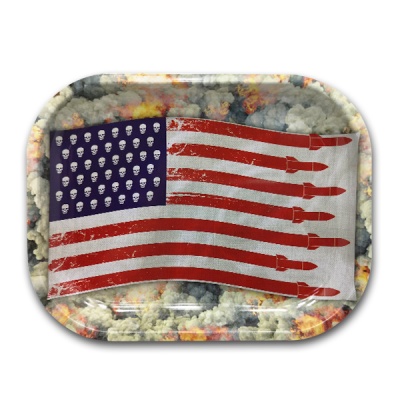 Tabuleiro com desenho de bandeira americana estilizada com caveiras e mísseis, fundo de explosão