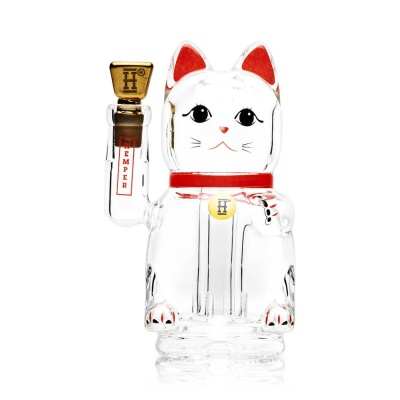 Gato da sorte transparente em vidro com detalhes vermelhos e recipiente com texto HEMPER