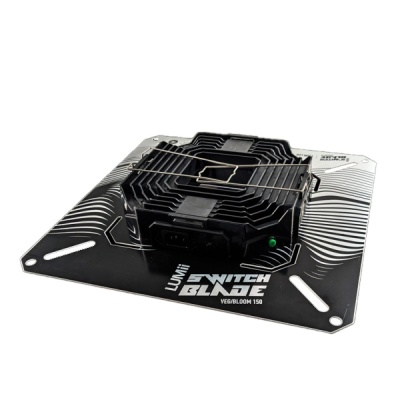 Dispositivo elétrico preto com grelha metálica e base preta com texto LUMii SWITCH BLADE