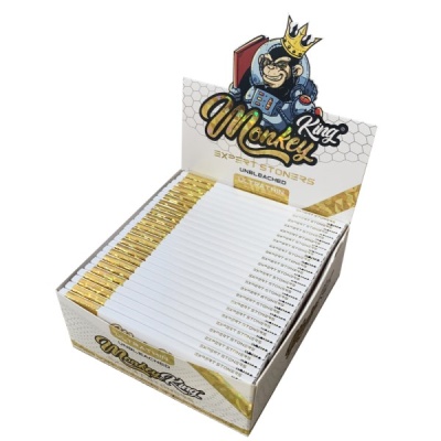 Caixa aberta com vários pacotes de papel de enrolar Monkey King em branco e dourado