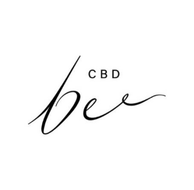 Logótipo com texto CBD e palavra cursiva be em preto sobre fundo branco