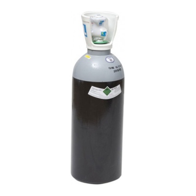 Cilindro de gás industrial preto e cinzento com tampa branca e etiqueta com símbolo químico
