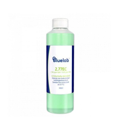 Frasco plástico transparente com líquido verde claro e rótulo Bluelab com tampa branca