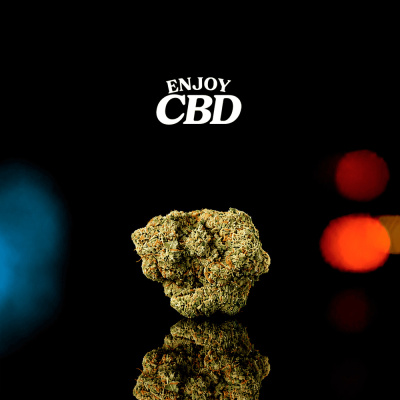 Flor seca verde com texto ENJOY CBD em fundo preto