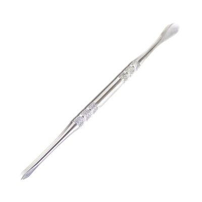 Utensílio metálico prateado com textura antiderrapante no centro.