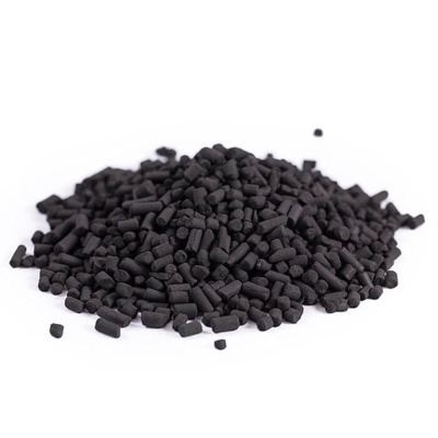 Pellets pretos pequenos em montão sobre fundo branco