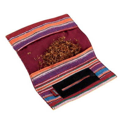Bolsa de tecido colorido com folhas secas no interior