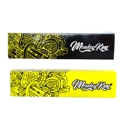 Embalagens retangulares preto e amarelo com o texto Monkey King