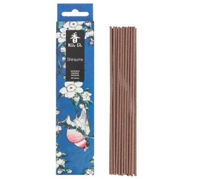 Incenso em varetas com embalagem azul decorada com flores e pássaro.