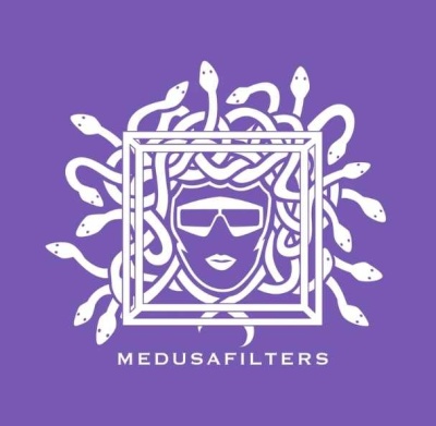 Logótipo roxo com cabeça estilizada com cobras e o texto MEDUSAFILTERS