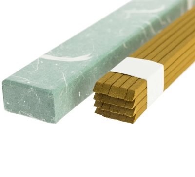 Conjunto de incensos castanhos com caixa verde
