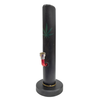 Bong preto com tubo vermelho e folha de cannabis verde