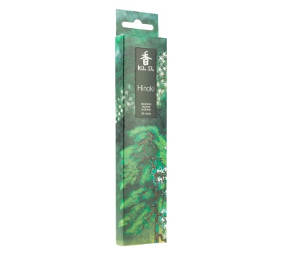 Embalagem verde com desenho de árvore contendo sticks de incenso