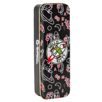 Estojo metálico preto com padrão Hello Kitty e texto HELLO KITTY.