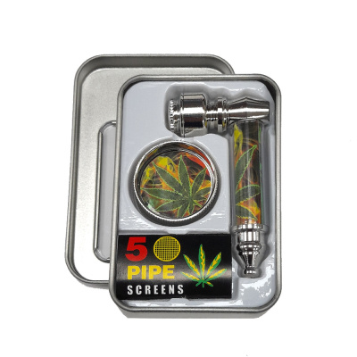 Conjunto de cachimbo metálico e acessórios com tema de folhas de cannabis em caixa metálica.