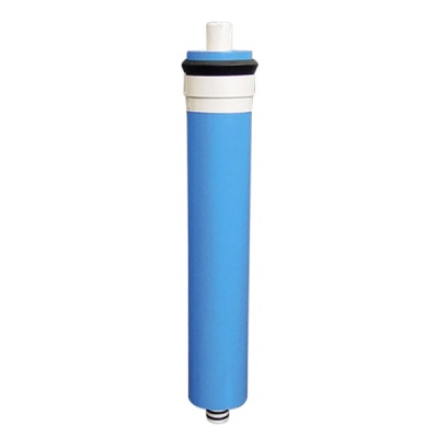 Filtro de água cilíndrico azul com extremidades brancas e pretas