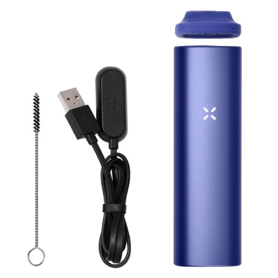 Dispositivo cilíndrico azul metálico com tampa, cabo USB preto e escova de limpeza