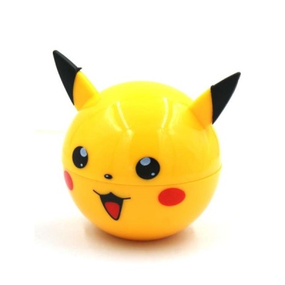 Brinquedo esférico amarelo ilustrado com rosto de Pikachu e orelhas pontiagudas.