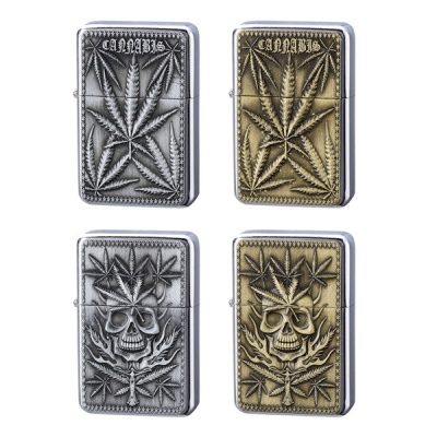 Conjunto de quatro isqueiros metálicos decorados com folhas de cannabis e crânios