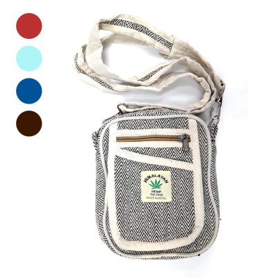 Mala tiracolo pequena em tecido com padrão espinha de peixe preto e branco, etiqueta HIMALAYAN HEMP