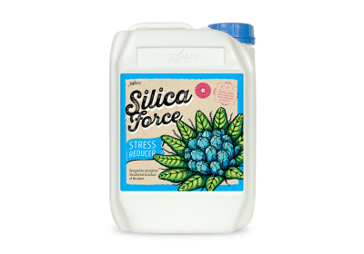 Frasco branco com tampa azul e rótulo colorido de suplemento para plantas