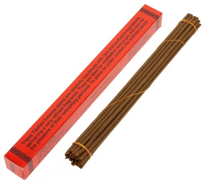 Paus de incenso tibetano com embalagem vermelha e texto preto