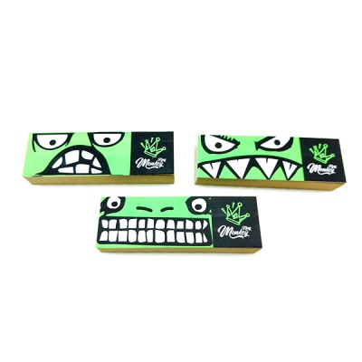 Caixas retangulares verdes e pretas com desenhos de rostos e texto IMP Monkey