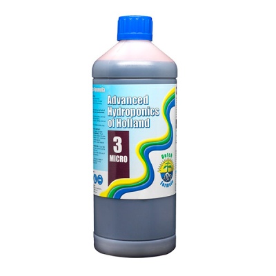 Garrafa de plástico com líquido e rótulo azul e branco de adubo hidroponia