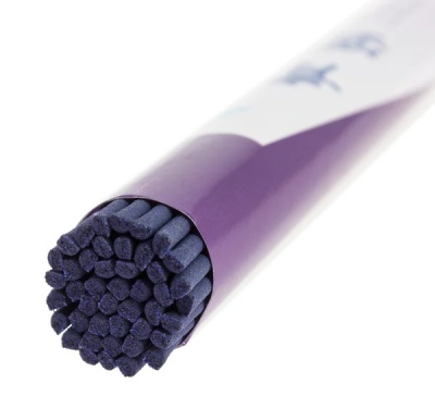 Pacote de paus de incenso azul-escuro com embalagem de papel roxo e branca