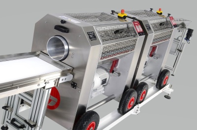 Máquina industrial metálica com rodas e painel de controle com botões