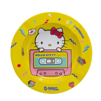 Prato amarelo cerâmico com ilustração Hello Kitty segurando cassete rosa e frase HELLO KITTY Best Hits.