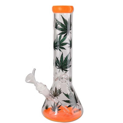Bong de vidro transparente com folhas de canábis e detalhes em laranja
