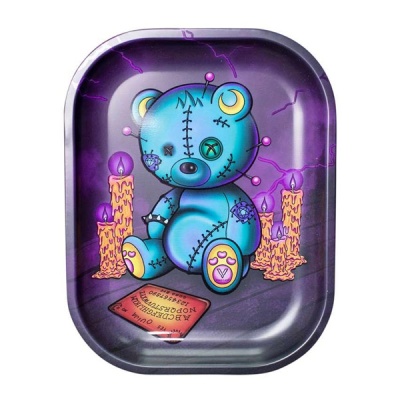 Tabuleiro com ilustração de urso azul e velas cor-de-rosa.