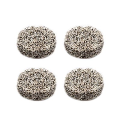 Quatro esponjas metálicas prateadas entrelaçadas sobre fundo branco