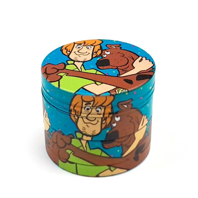 Caixa metálica cilíndrica azul com personagens Shaggy e Scooby-Doo desenhados