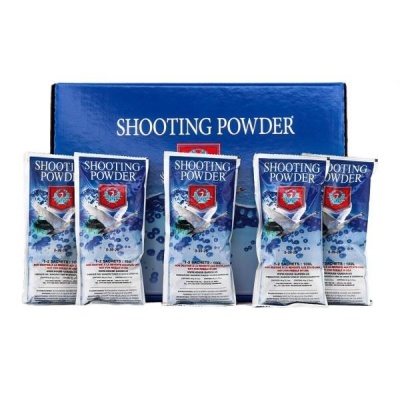 Cinco sacos de Shooting Powder com design em azul, branco e vermelho diante de uma caixa azul maior com o mesmo texto.
