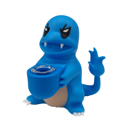 Figura plástica azul com barriga bege segurando recipiente transparente