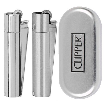 Dois isqueiros metálicos prateados e caixa metálica cinza com logo CLIPPER