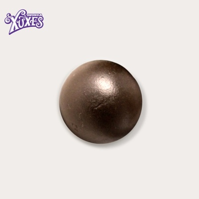 Bola de chocolate marrom com acabamento brilhante e logo WONKA XUXES no fundo branco