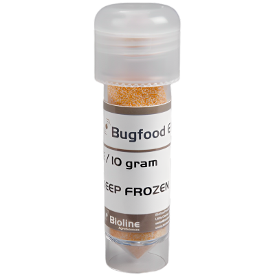 Frasco plástico transparente com pequenos grânulos laranja e etiquetas com texto em inglês