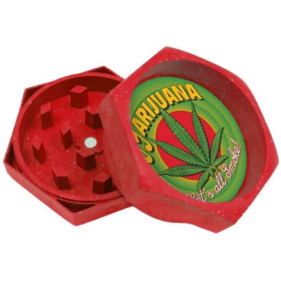 Triturador hexagonal vermelho com desenho de folha de marijuana e texto MARIJUANA